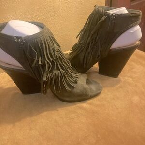 Vince Cavuto SZ 8 JadonFringe Sandals -